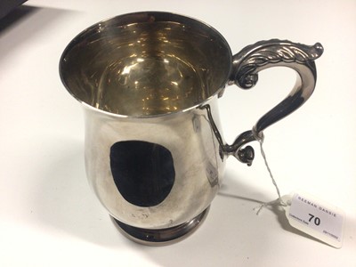 Lot 70 - Silver tankard, with presentation engraving to underside of base. (Sheffield 1990) 14oz
