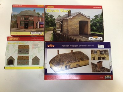 Lot 250 - Hornby OO gauge Skaledale selection of boxed buildings including Covered Coal Shed, Signal Box, Engine Shed and others, plus Bachmann Pendon Waggon and Horses pub (21)