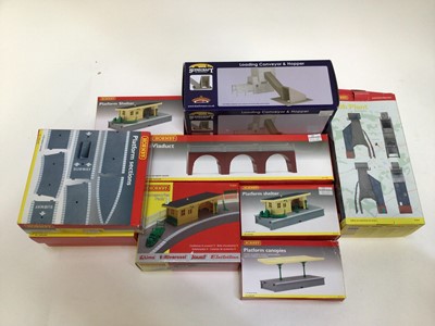 Lot 253 - Hornby OO gauge selection of boxed accessories including  Platforms, Viaduct, Riverbridge, Girder Bridge, various track supports, plus Gaugemaster underlay and unboxed accessories (qty)