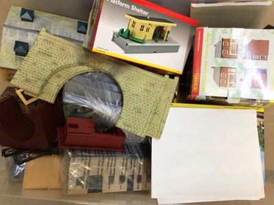 Lot 255 - Hornby OO gauge selection of unboxed accessories, buildings, bridges, Corgi Bachmann transport vehicle (boxed) and others, plus selection of empty boxes (qty)