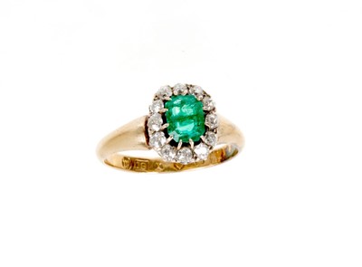 Lot 636 - Edwardian emerald and diamond cluster ring