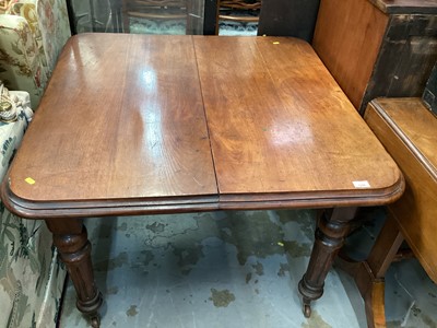 Lot 1286 - Victorian mahogany extending dining table with one extra leaf and winding handle