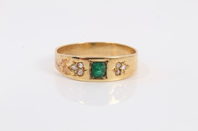 Lot 776 - Edwardian emerald and diamond ring