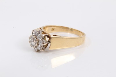 Lot 59 - 18ct gold diamond flower head cluster ring