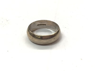 Lot 1070 - 9ct white gold wedding band