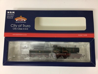 Lot 8 - Bachmann 00 gauge 4-4-0 City Class Locomotive and tender "City of Truro" 3440, GWR Monogram livery, 31-725 NRM, 4-4-0  3200 Earl Class locomotive and tender 3214, with GWR green livery, 31-089 and...