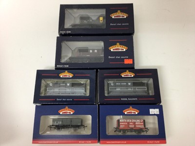 Lot 23 - Bachmann 00 gauge selection of goods and rolling stock, boxed (15)