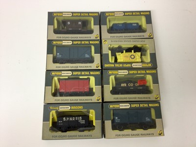 Lot 25 - Wrenn 00 gauge boxed selection of wagons and rolling stock (40)