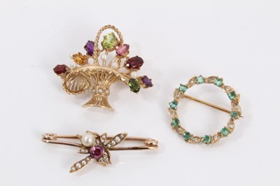 Lot 759 - Three 9ct gold brooches