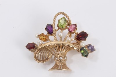 Lot 759 - Three 9ct gold brooches