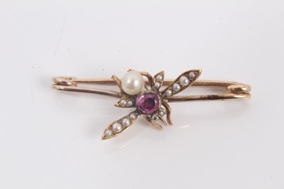 Lot 759 - Three 9ct gold brooches