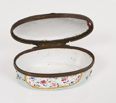 Lot 146 - South Staffordshire ‘green chintz’ ground oval snuff box and cover, circa 1760