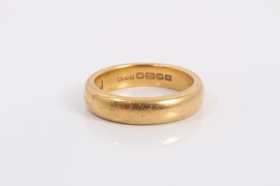 Lot 800 - 22ct gold wedding ring