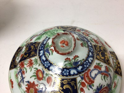 Lot 75 - A rare Worcester two handled bowl and cover, in the Rich Queen’s pattern, circa 1770