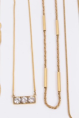 Lot 173 - Group of 18ct gold jewellery to include a long chain, 'leaf' necklace and matching bracelet, and four other necklaces/chains