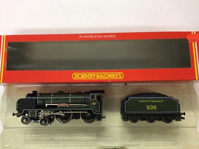 Lot 70 - Hornby OO gauge locomotives GWR lined dark green 4-6-0 Knigs Class 'King James II' locomotive and tender 6008, R082, SR lined dark green 4-4-0 Schools Class 'Cranleigh' locomotive and tender 936, R...