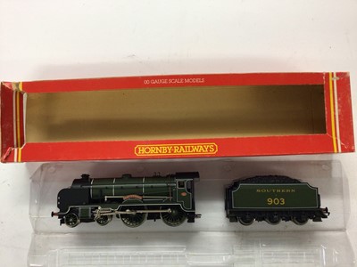 Lot 72 - Hornby OO gauge locomotives BR lined dark green 4-6-2 King Class 'King George II' locomotive and tender 6005, R303, BR lined dark green 4-6-2 'William Shakespeare' locomotive and tender 70004, R329...