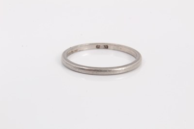 Lot 770 - Platinum wedding ring