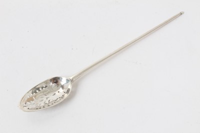 Lot 485 - George III silver mote spoon of typical form with pierced bowl, apparently unmarked, circa 1760 / 1770, 15cm in length.