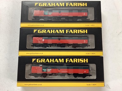 Lot 120 - Graham Farish by Bachman N gauge 'Lafarge Cement' JPA Cement Wagons VTG (x4) 377-675 plus BR Mk1 Super BG Full Brake 'Royal Mail' carriages (x3), 374-777A, 374-776A and 374-775A, all boxed (7)