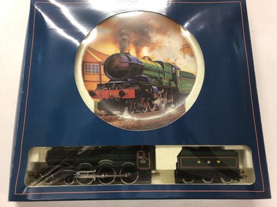 Lot 124 - Hornby in Association with Royal Doulton 'Time for Change' 50th Anniversary Collection Limited Editon plates and locomotives SR 4-4-0 Schools Class 'Tonbridge' locomotive and tender 905, 2095/3000,...