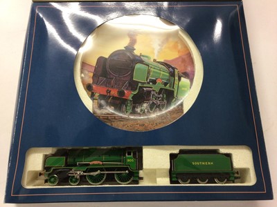 Lot 124 - Hornby in Association with Royal Doulton 'Time for Change' 50th Anniversary Collection Limited Editon plates and locomotives SR 4-4-0 Schools Class 'Tonbridge' locomotive and tender 905, 2095/3000,...