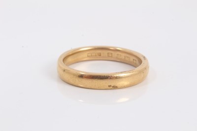 Lot 610 - 22ct gold wedding ring (London 1930), size P½