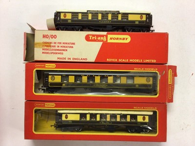 Lot 131 - Triang Hornby OO gauge South Wales Pullman cars 'Jane' (x2) & No.79 (x2) plus Hornby Pullman car 'Lucille' R229 & 'Mary' R228 plus BR 'Golden Arrow' Pullman cars (x2) R230, Triang Hornby Pullman pa...