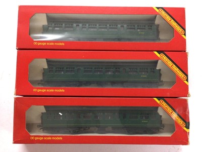 Lot 141 - Hornby OO gauge Southern Railways carriages including Brake coach R432 (x4), R431, Diesel Centre car R334 (x3), plus ten Triang Hornby rolling stock (18)