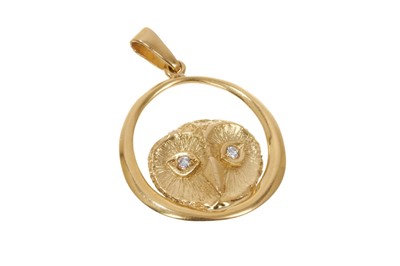 Lot 712 - Handmade 18ct yellow gold pendant incorporating the face of a barn owl with diamond set eyes.  Hallmarked London 1996