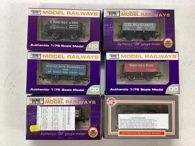 Lot 150 - Dapol OO gauge GWR Cornish Riviera Limited Coaches, plus selection of wagons (x25), all boxed (31)