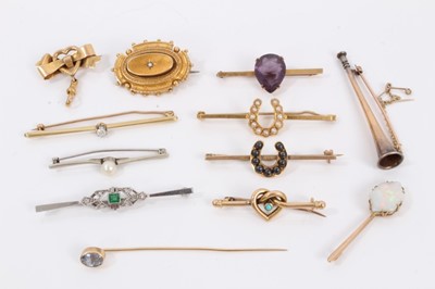 Lot 721 - A good group of antique brooches to include an Art Deco emerald and diamond bar brooch, 15ct gold hunting horn brooch, diamond bar brooch and various antique brooches