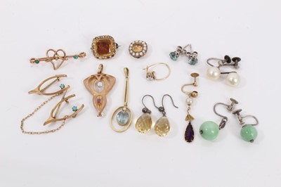 Lot 722 - Good group of antique jewellery to include an Edwardian 15ct gold aquamarine and seed pearl pendant, Edwardian 9ct pendant, pair of blue zircon stud earrings, other earrings and brooches