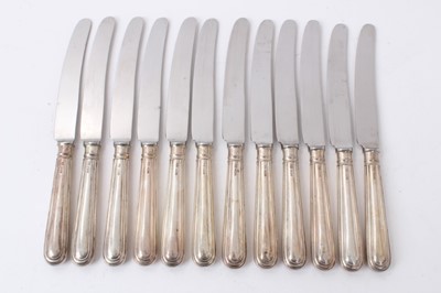 Lot 527 - Set of twelve Contemporary silver handled dinner knives with stainless steel blades, (Sheffield 1977), maker William Yates Ltd, each 25cm in overall length.