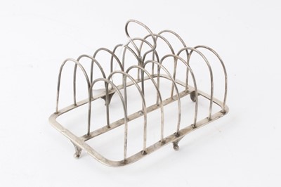 Lot 535 - George III silver six division wire frame toast rack (London 1792), maker I T, 16.5cm in length, all at 5.5ozs.