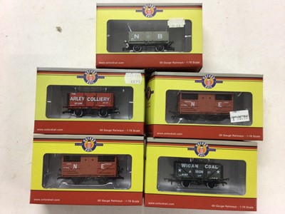 Lot 159 - Hornby OO gauge Top Link carriages including BR Mk1 Brake coach R450 (x2), Composite coach R445 (x2), Buffet R441 and Eastern Region Composite coach R4005, Thomas the Tank Engine carriages (x4) and...