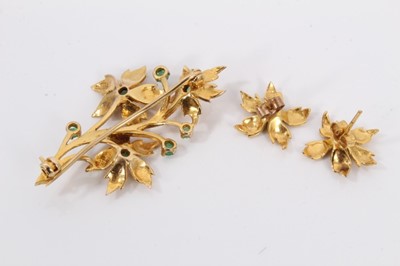 Lot 55 - 9ct gold emerald floral spray brooch and pair of matching stud earrings