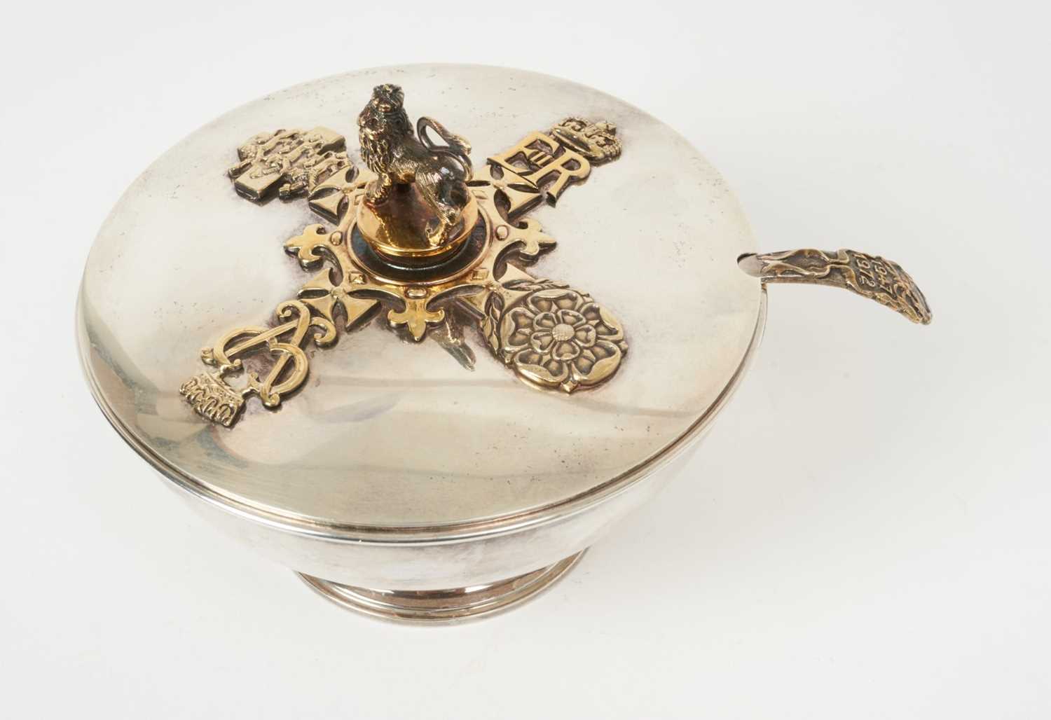 Lot 136 - Fine quality Asprey silver sugar bowl and cover with matching sifter spoon, made to commemorate the 25th Wedding Anniversary of H.M. The Queen and H.R.H. The Prince Philip