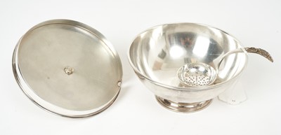 Lot 136 - Fine quality Asprey silver sugar bowl and cover with matching sifter spoon, made to commemorate the 25th Wedding Anniversary of H.M. The Queen and H.R.H. The Prince Philip