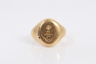 Lot 827 - Victorian 18ct gold signet ring with engraved crest