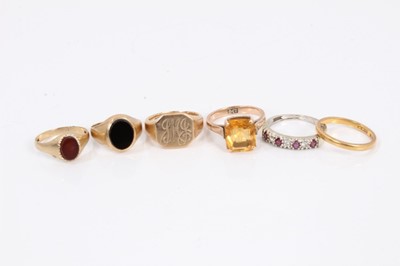 Lot 828 - 22ct gold wedding ring, three 9ct gold signet rings and two 9ct gold gem set dress rings (6)