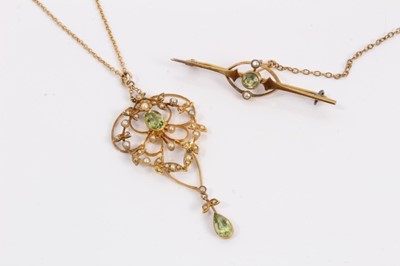 Lot 830 - Edwardian 9ct gold peridot and seed pearl open work pendant on chain and similar bar brooch