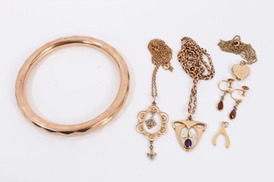 Lot 832 - Group of antique 9ct gold jewellery to include two Edwardian open work pendants on chains, heart locket on chain, wish bone, pair of screw back earrings and bangle