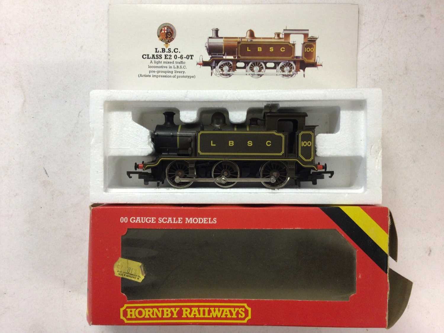 Hornby 00 - R2485 - Locomotive à vapeur avec tender séparé Hornby 00 - R2485 - Locomotive à vapeur avec tender séparé