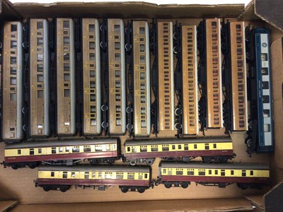 Lot 190 - Railway Hornby OO gauge selection of unboxed locomotives, carriages unboxed including Hornby Triang (Custard) Grafar Ltd, rolling stock including boxed items Hornby, Bachmann etc. (qty)