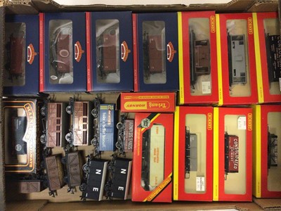 Lot 190 - Railway Hornby OO gauge selection of unboxed locomotives, carriages unboxed including Hornby Triang (Custard) Grafar Ltd, rolling stock including boxed items Hornby, Bachmann etc. (qty)