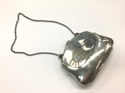 Lot 812 - Silver purse with chain handle and leather interior (Birmingham 1914)