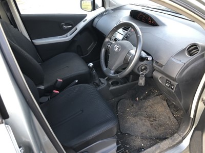 Lot 12 - 2009 Toyota Yaris 1,329cc VVT-i SR, petrol, manual, 5 door, finished in grey with a cloth interior. reg. no. EA09 NNJ
