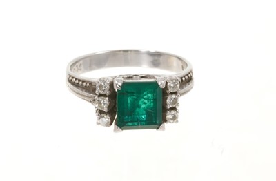 Lot 506 - Art Deco emerald and diamond ring in platinum setting