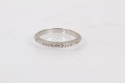 Lot 507 - Art Deco platinum wedding ring with carved decoration